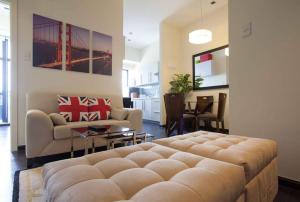 Area tempat duduk di One BR Penthouse Unit-Knightsbridge Residences