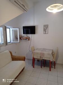 een woonkamer met een tafel en een bank bij Apartments Panorama in Korčula