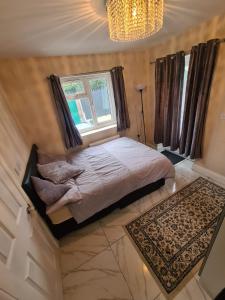 a bedroom with a bed and a window at Shaz,s House in Cowley