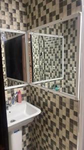 uma casa de banho com um lavatório e um espelho em Chambres luxueuses em Ouazzane