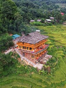 薩帕的住宿－Hmong Eco Villas，田野上大房子的顶部景色