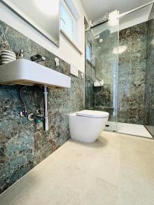 La salle de bains est pourvue d'un lavabo, de toilettes et d'une douche. dans l'établissement VILLA GIANNI - room VENEZIA - 4 stars, à Lovran