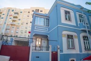 una casa azul frente a un edificio en Setubal History - By Y Concept en Setúbal