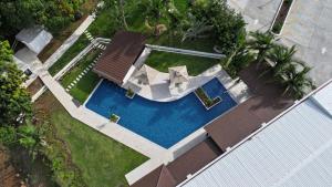 een uitzicht over een zwembad in een tuin bij Hotel Vista Lago 