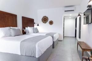 Un pat sau paturi într-o cameră la Hotel Vista Lago