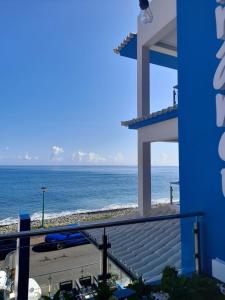 Blick auf den Strand vom Balkon eines Gebäudes in der Unterkunft Mediterrâneo Madeira in São Vicente