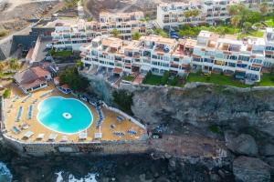 einen Luftblick auf ein Resort mit einem Pool in der Unterkunft Magnifico Apto. en Sueño Azul in Callao Salvaje