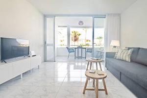 a living room with a couch and a tv at Magnifico Apto. en Sueño Azul in Callao Salvaje