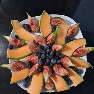 a plate filled with fruit on a table at Inspirations - Chambres d'hôtes in Saint-Loup-Géanges