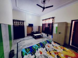 ein Zimmer mit einem Bett mit Blumen darauf in der Unterkunft Royal Oaks Inn in Amritsar