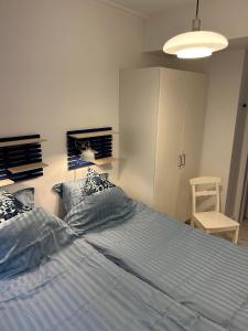 a bedroom with two beds and a chair at Lejlighed i København Vesterbro- Dybbølsgade in Copenhagen