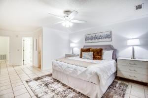 Ένα ή περισσότερα κρεβάτια σε δωμάτιο στο Charming Savannah Vacation Rental with Game Room!