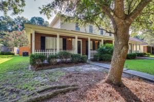 Κήπος έξω από το Charming Savannah Vacation Rental with Game Room!