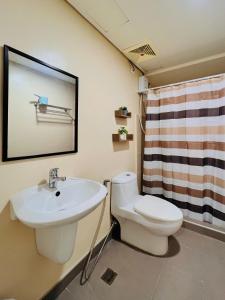 Ванна кімната в * *P Fantastic 2BR Option for 8