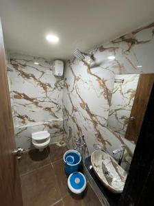 łazienka z umywalką i toaletą w obiekcie Hotel Paragon villa w mieście Ahmadabad