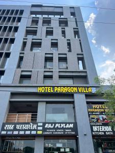 un edificio de villas panorámico con un cartel en él en Hotel Paragon villa en Ahmedabad