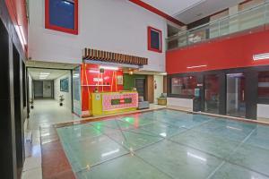 uma grande sala com uma mesa de pingue-pongue em Collection O 80785 Hotel Shree Shyam em Rewāri