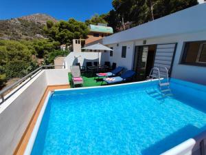 una piscina en la azotea de una casa en Villa Aguilas Club Guest house, en Málaga