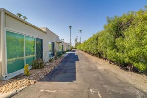 uma estrada vazia ao lado de um edifício com árvores em Sunny Palm Springs Townhome with Pool Access! em Palm Springs