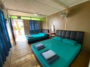 uma sala de estar com um sofá e uma mesa em Sri Sentosa Chalet em Ilha Tioman