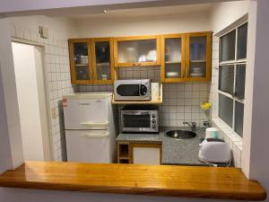 una pequeña cocina con nevera y microondas en Departamento en Recoleta en Buenos Aires