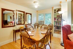 - une salle à manger avec une table et des chaises dans l'établissement Cozy Nonny Cottage Near Appalachian Trail!, à Vesuvius