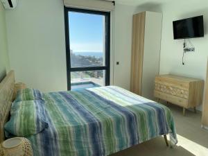 Postel nebo postele na pokoji v ubytování Vivienda en Granada, Cortijo Balcón Cotobro, Almuñécar, Casa con piscina y vistas increíbles + 46 fotografií