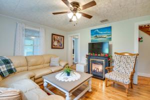 Una sala de estar con un sofá y una chimenea. en Hop Bottom Home with Private Yard and Fire Pit!, en Hop Bottom