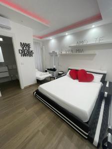 Due Cuori Suite con vasca idromassaggi tesisinde bir odada yatak veya yataklar