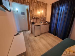 Kuchyň nebo kuchyňský kout v ubytování GreenHill Holiday Suites