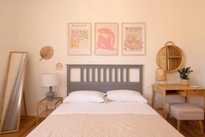 - une chambre avec un lit avec deux oreillers et une table dans l'établissement A CA' DU BARBA ALE, à La Spezia
