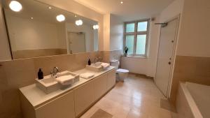 un bagno con due lavandini e un grande specchio di Central Apartment - RAP 8 a Copenaghen