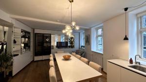 cocina y comedor con mesa y sillas en Central Apartment - RAP 8 en Copenhague