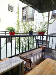 uma varanda com mesa, cadeiras e plantas em H2 homestay phố cổ check in tự động em Hanói