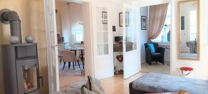 a living room with a fireplace and a dining room at VILLA FREIA Dresden - Exklusive Ferienwohnung zum Erholen & Entspannen in Dresden