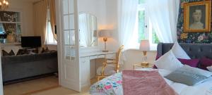 um quarto com uma cama, um sofá e um espelho em VILLA FREIA Dresden - Exklusive Ferienwohnung zum Erholen & Entspannen em Dresden