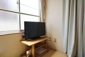 大阪市にあるApartment House Jodo 301の窓際のテーブルに座ったテレビ