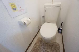 大阪市にあるApartment House Jodo 301の個室に白いトイレがあるバスルーム
