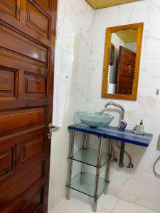 La salle de bains est pourvue d'un lavabo et d'un miroir. dans l'établissement RIAD Tamazouzt, à Essaouira