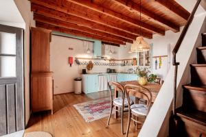 Casas VelhasにあるLike-Home-T2-Kina House-Patioの木製のテーブルと椅子のあるキッチン