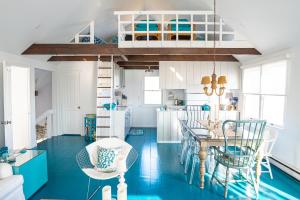 cocina con suelo azul y comedor con mesa y sillas en Sea Lion, en Nantucket