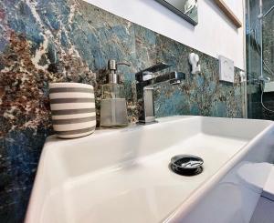 um lavatório de casa de banho com um dispensador de sabão em VILLA GIANNI - room VENEZIA - 4 stars em Lovran