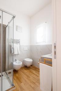 La salle de bains est pourvue d'une douche en verre et de toilettes. dans l'établissement A CA' DU BARBA ALE, à La Spezia