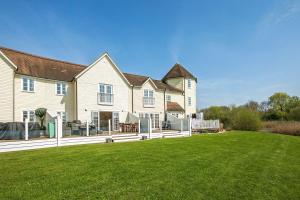 a large house with a large lawn in front of it at Windrush Lake 89, Lodge View - P in South Cerney