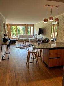 cocina y sala de estar con sofá y mesa en Apartment in the heart of Crans Montana, en Crans-Montana