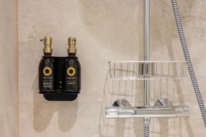dos botellas de jabón en la parte superior de un mostrador del baño en Emotheo Heritage Hotel, en Imotski