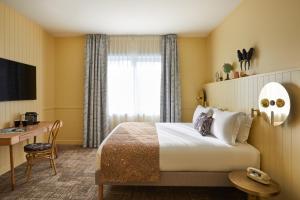 a hotel room with a bed and a desk at Hotel Indigo Bordeaux Centre Chartrons, an IHG Hotel in Bordeaux