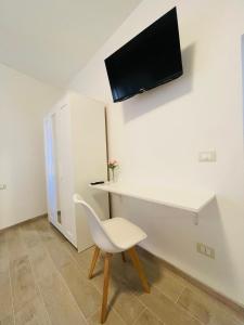 Habitación con escritorio blanco y silla blanca. en Emi Relax B&B, en Castelmauro