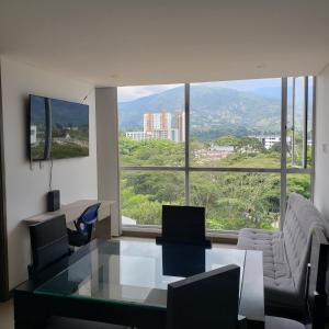 sala de estar con mesa, sillas y ventana grande en Wonderful view, 2 bedrooms apartment, en Armenia