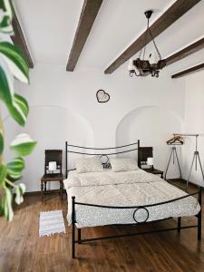 A bed or beds in a room at Central Cozy House Sibiu